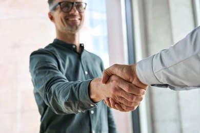men hand shaking centro